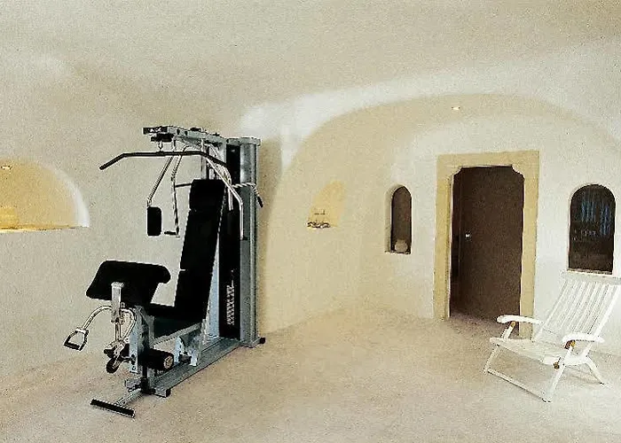 Perivolas Traditional 5* Foinikia (Santorini)